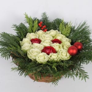 Rozentaartje in rieten mand met kerstsfeer