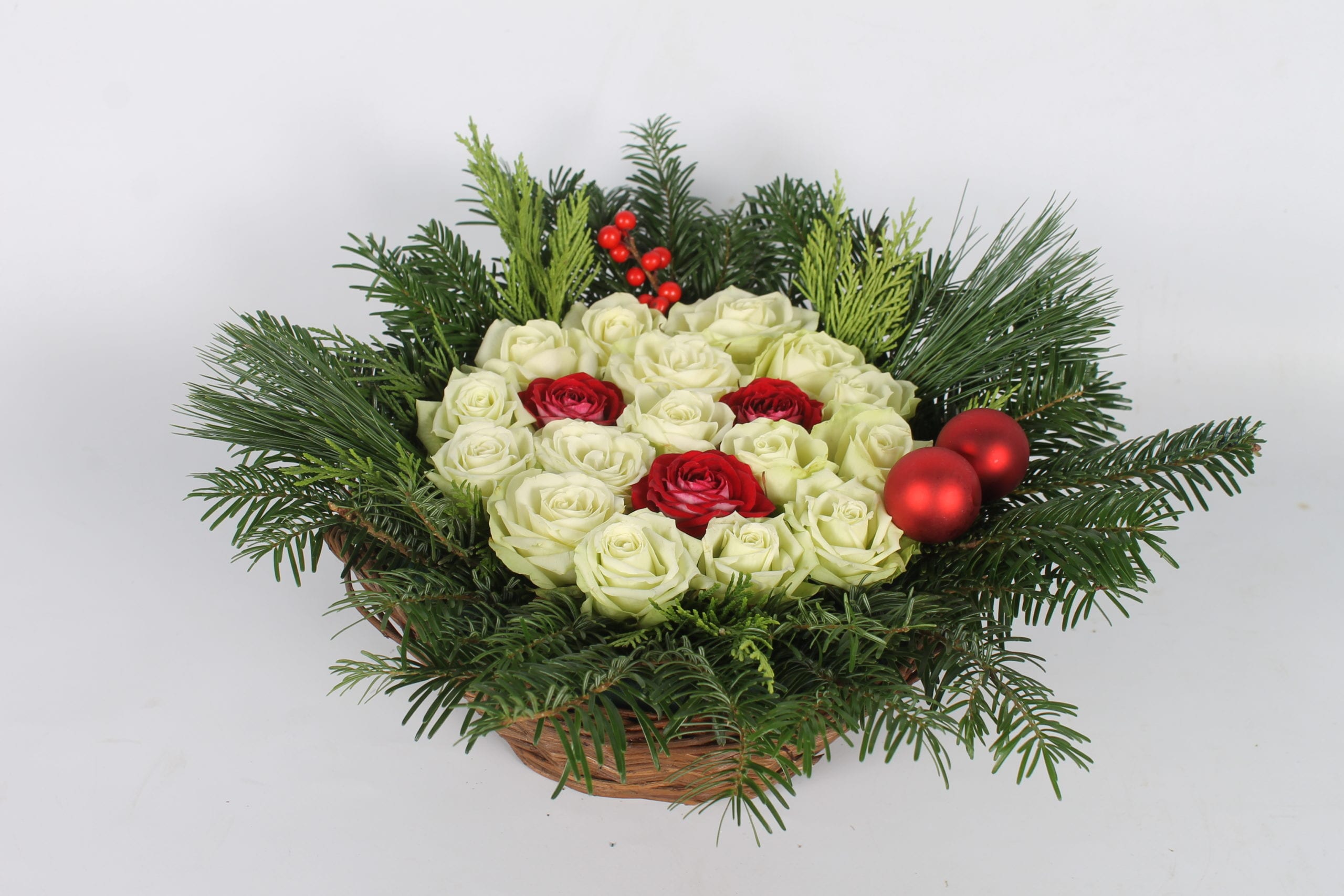 Rozentaartje in rieten mand met kerstsfeer