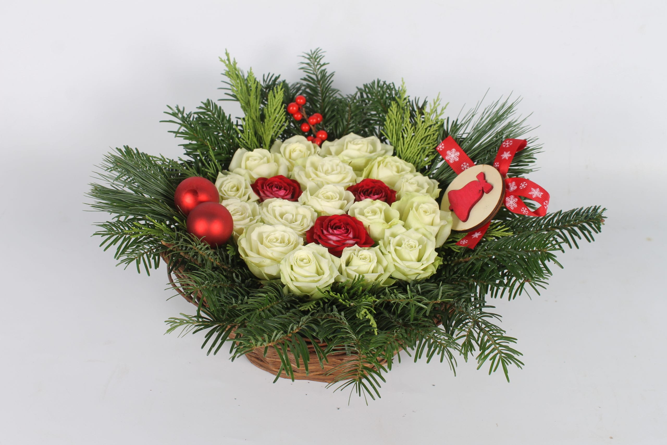 Rozentaartje in rieten mand met kerstsfeer - Afbeelding 2