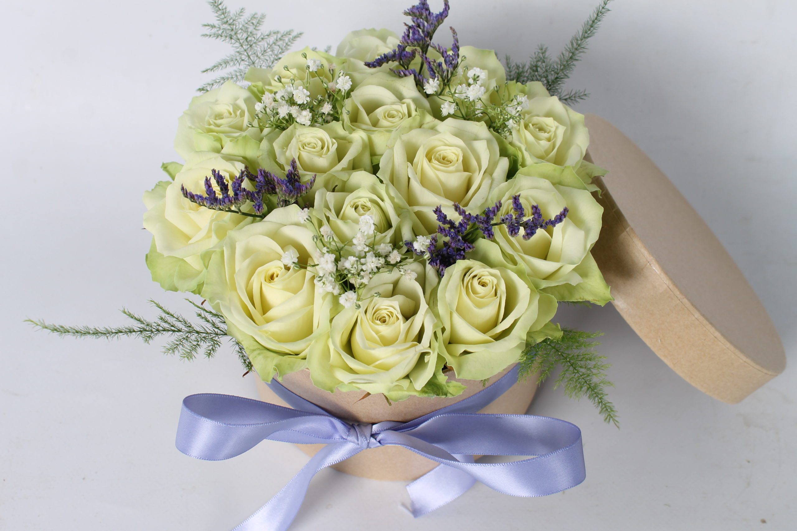 Begin gesprek Mooie vrouw Rozentaartje met witte rozen in een kraft gift box - Rooscadeau