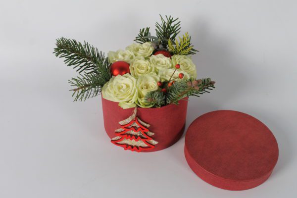 Rood kerst rozentaartje met witte rozen - Afbeelding 3