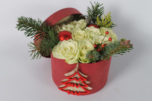 Rood kerst rozentaartje met witte rozen - Afbeelding 4