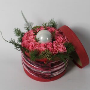 Een rozentaartje in een rode gift box met een wollen lint