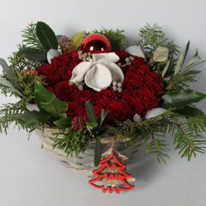 rode kerstrozentaart in rieten mand