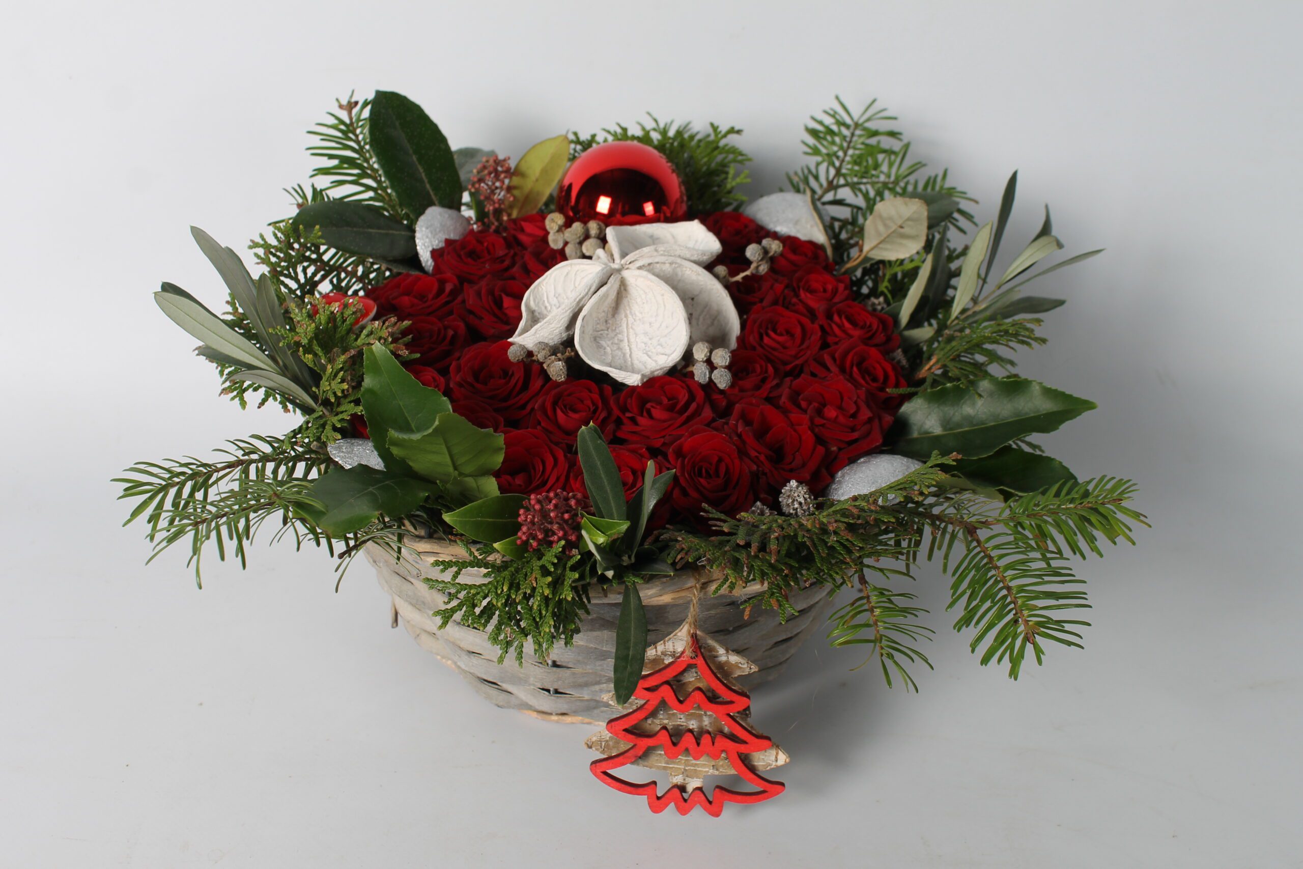 rode kerstrozentaart in rieten mand