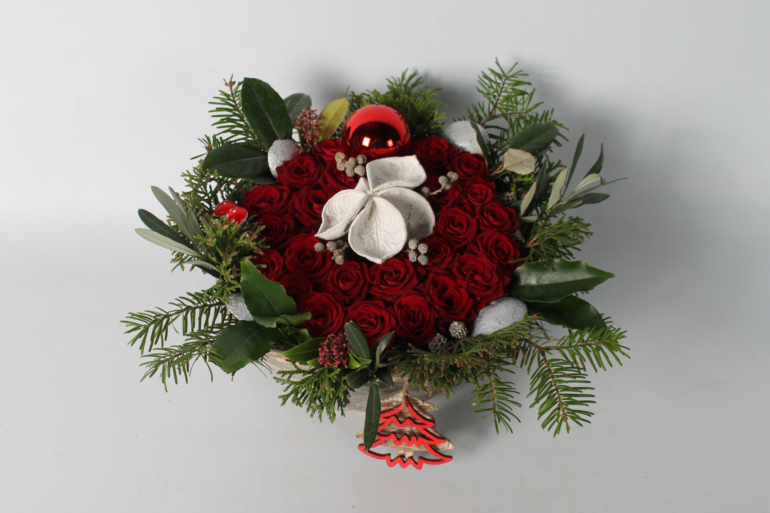 rode kerstrozentaart in rieten mand - Afbeelding 2