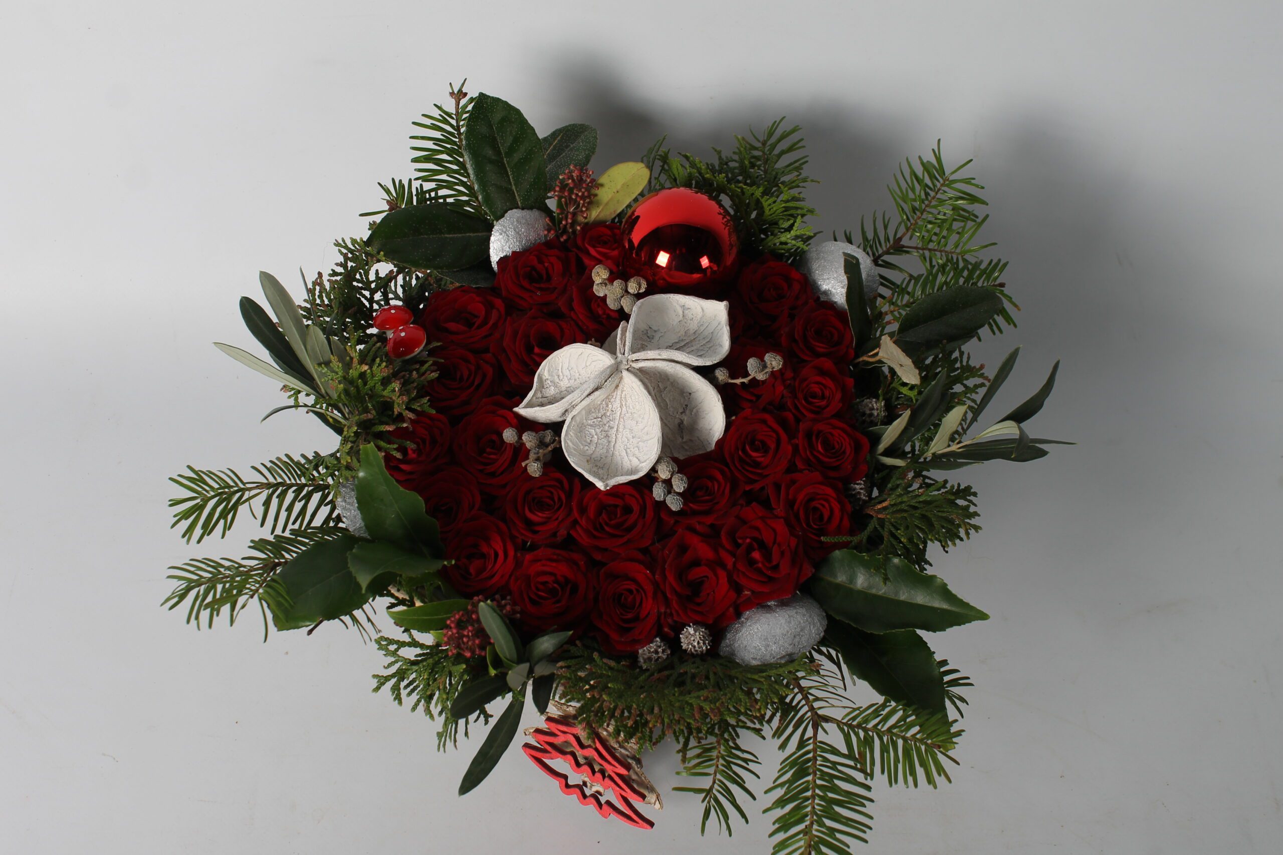 rode kerstrozentaart in rieten mand - Afbeelding 3