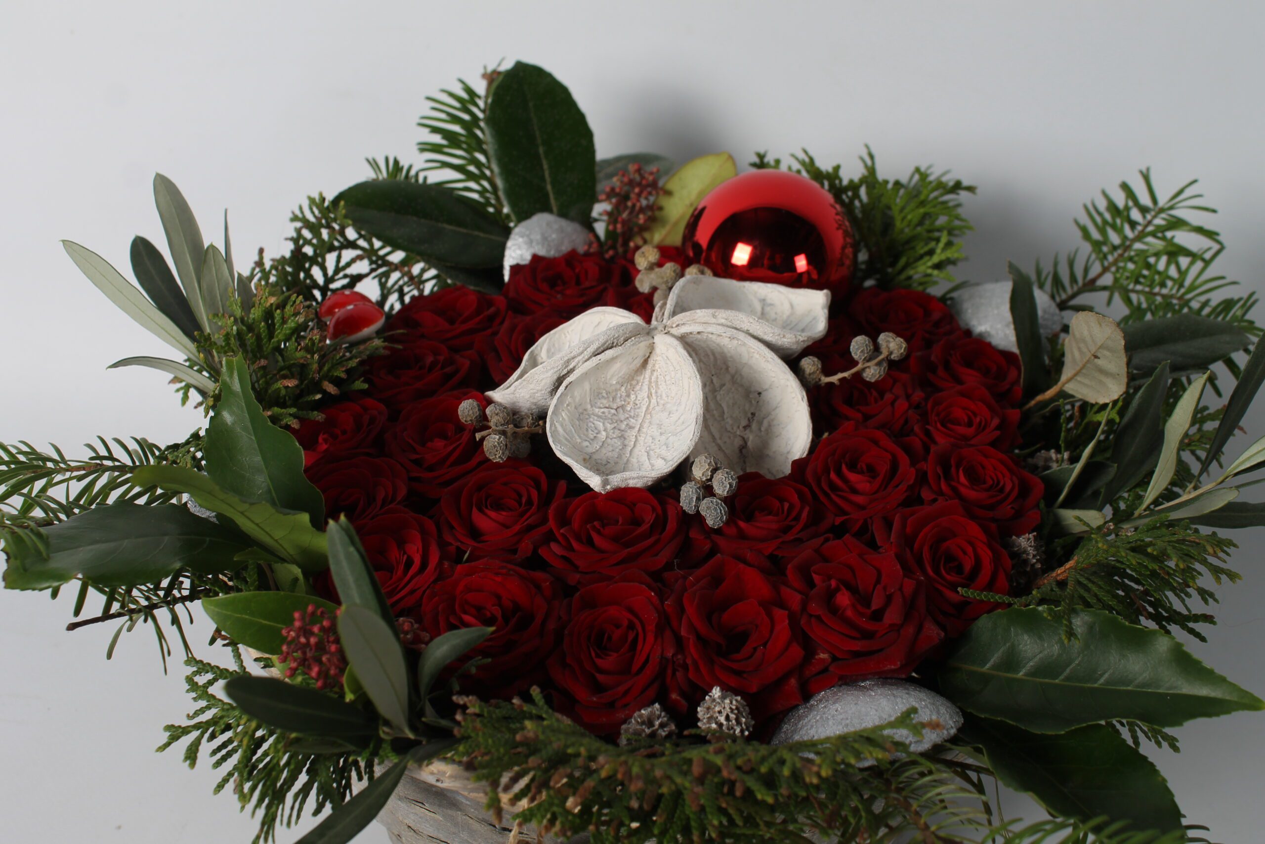 rode kerstrozentaart in rieten mand - Afbeelding 4