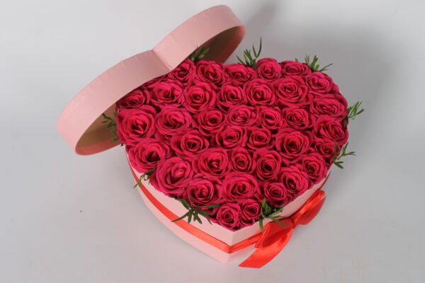 Fuchsia roze bloemhart in roze hartendoos, gevuld met liefde.