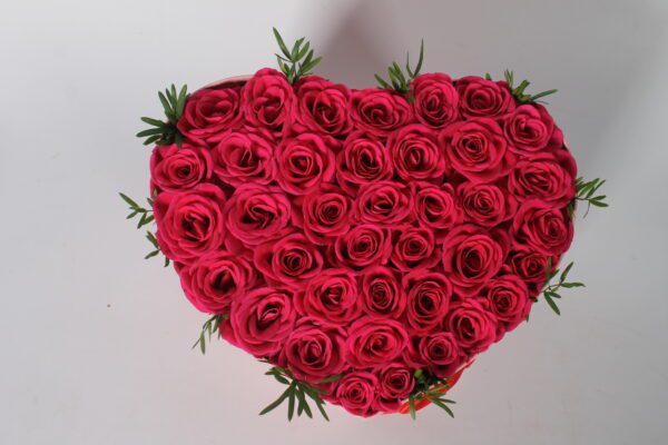 Fuchsia roze bloemhart in roze hartendoos, gevuld met liefde. - Afbeelding 2