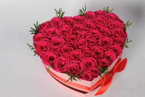 Fuchsia roze bloemhart in roze hartendoos, gevuld met liefde. - Afbeelding 3