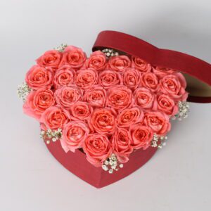 Bloemhart van zachtroze rozen. Een liefdevol cadeau