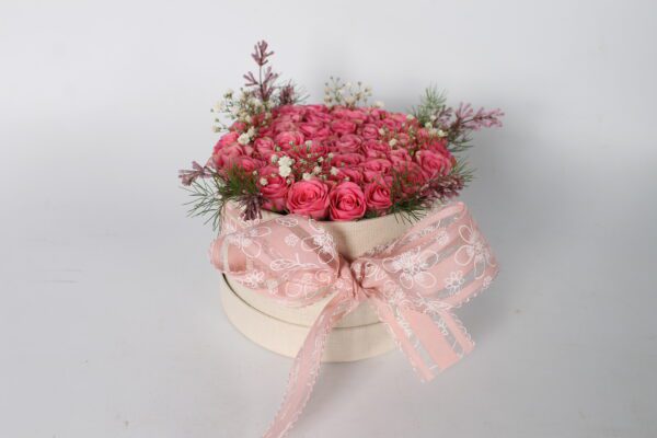 roze rozentaartje in een witte gift box - Afbeelding 2