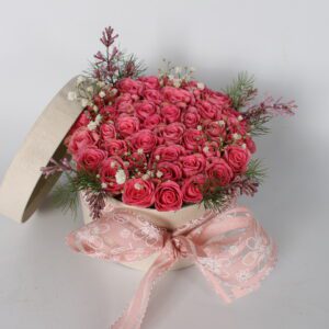 roze rozentaartje in een witte gift box