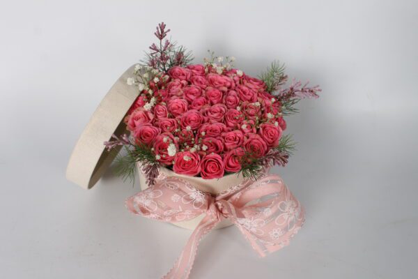 roze rozentaartje in een witte gift box