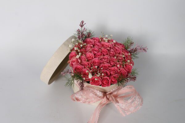 roze rozentaartje in een witte gift box - Afbeelding 4